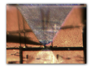 Изображение ПЗС-камеры наконечника микрозонда TeraSpike над микроструктурой образца