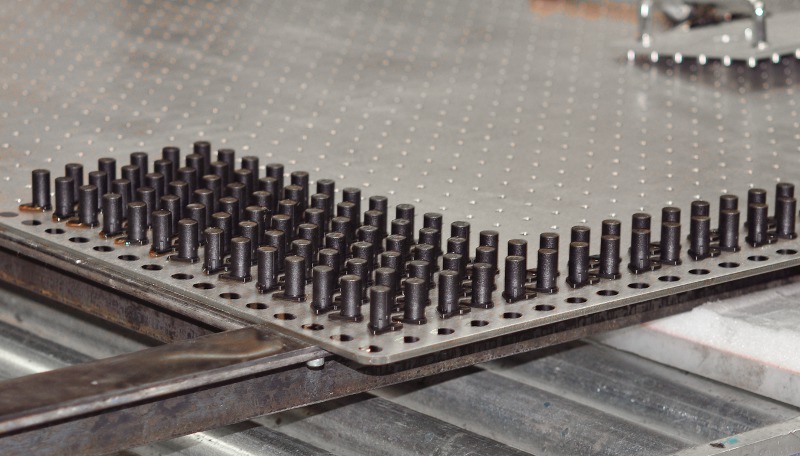 Установка нейлоновых вставок в процессе производства оптических столов Thorlabs