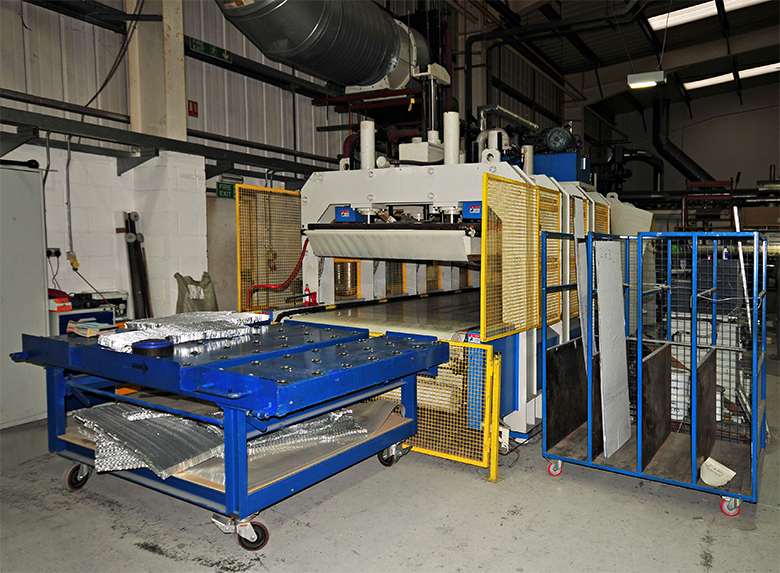 Элементы оптических столов и столешницы Nexus Thorlabs соединяются под давлением в горячем прессе