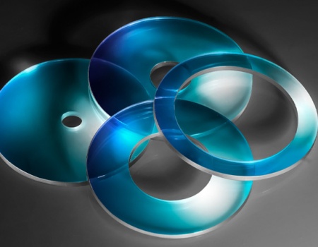 Сапфировые оптические окна со сквозными отверстиями