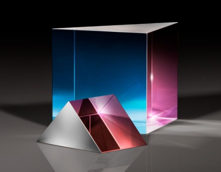 Прямые треугольные призмы из плавленного кварца (UVFS), жесткие допуски